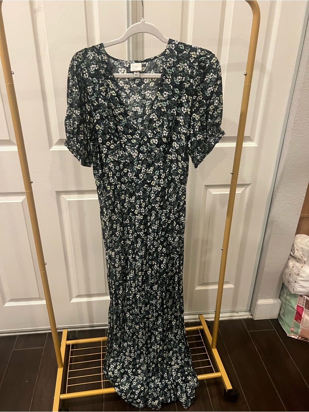 Midi dress. Zips on side